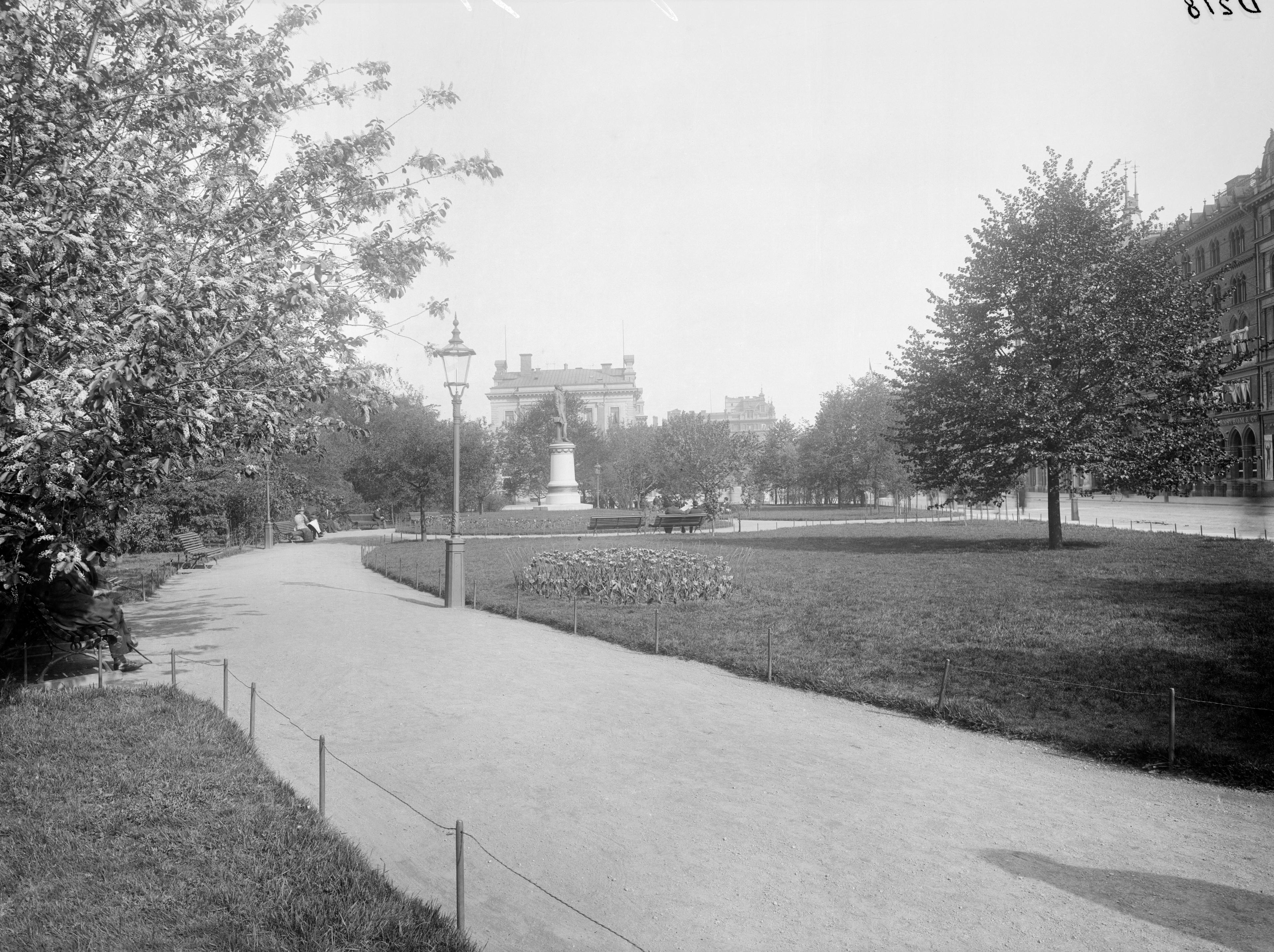 Historisk bild som visar Järnvägsparken längs Vasagatan med Centralstationen i fonden
