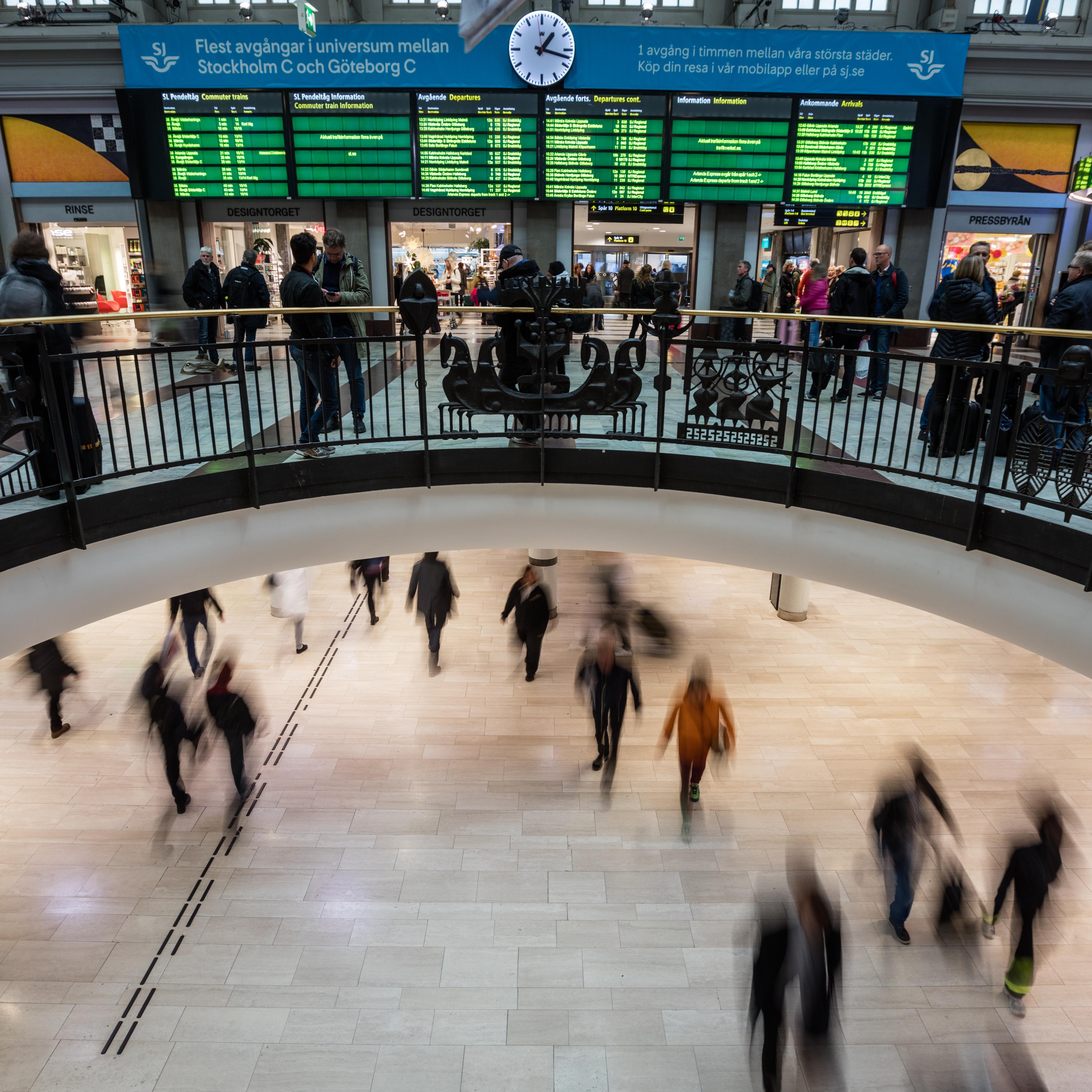Bild från Centralhallen på Stockholms Central som visar infotavlan och den underjordiska gången till tunnelbanan